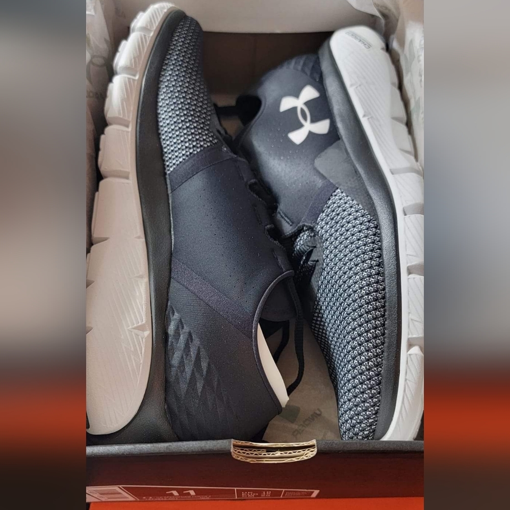 Mens 11 Under Armour Speedform Fortis